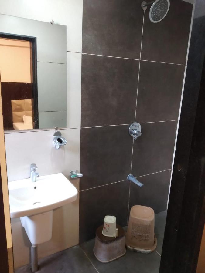 Hotel Kiran Miraj Bagian luar foto