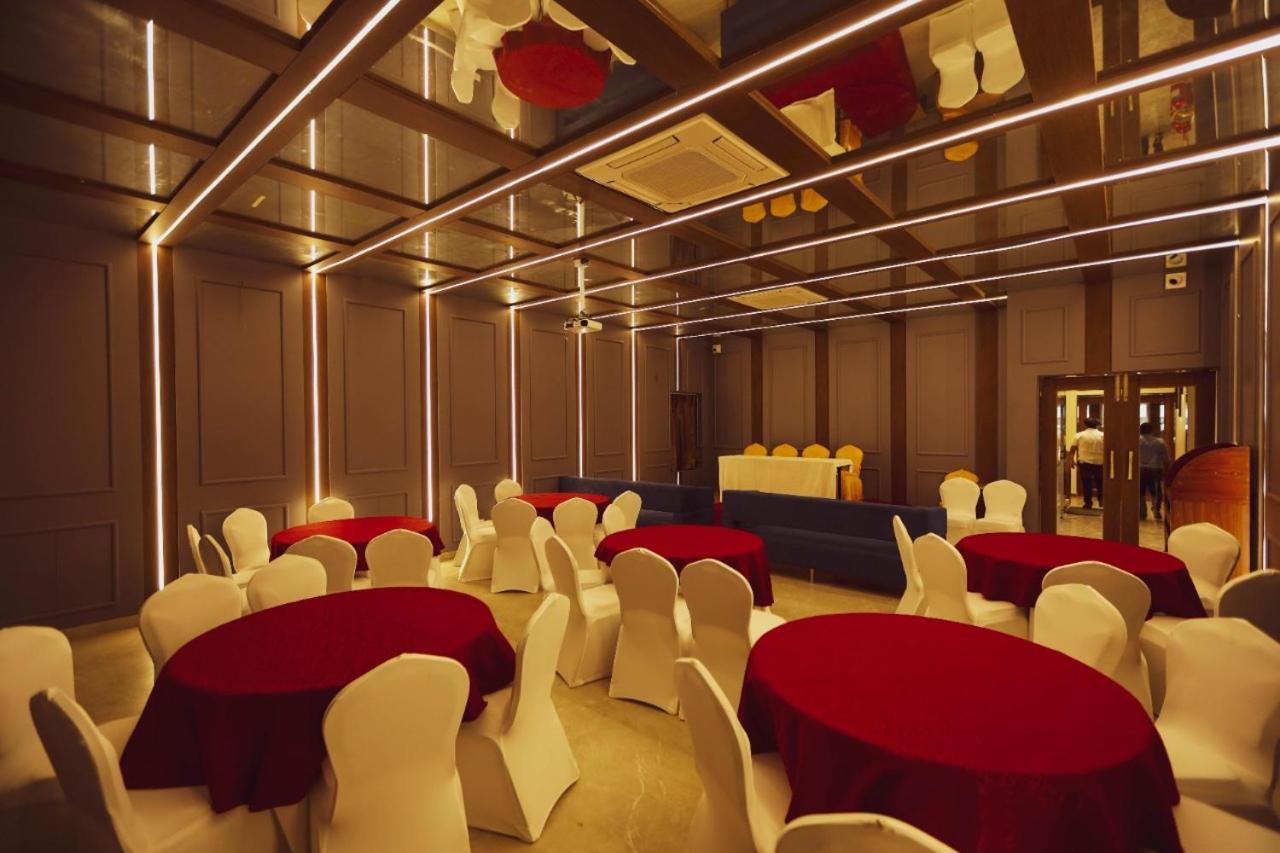 Hotel Kiran Miraj Bagian luar foto